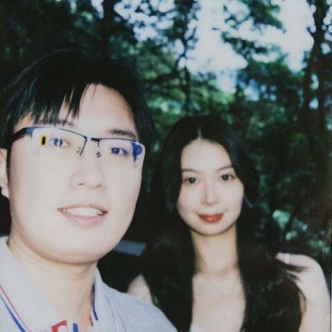 你说，我离近点显得你脸小